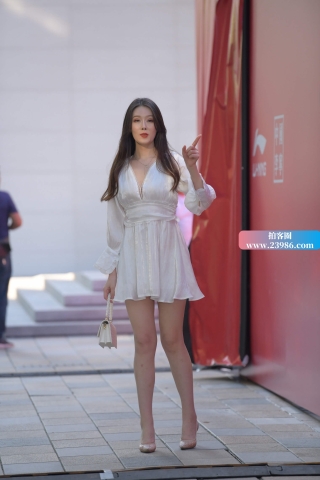 查看完整内容：性感白裙高跟美女 - 共21张图片