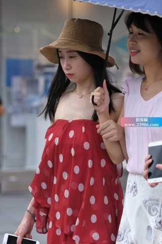 街拍抹胸裙靓妹