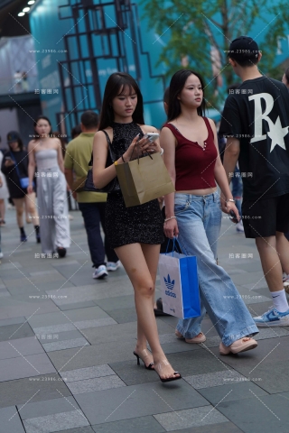 街拍短裙美腿小姐姐