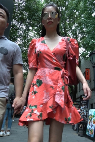 4K V领连衣裙性感街拍美女（视频版）