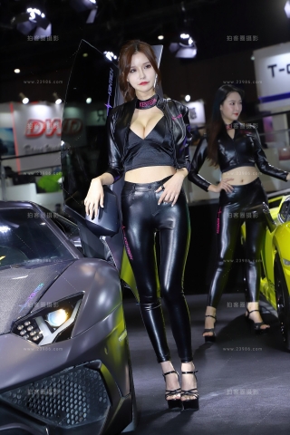 查看完整内容：紧身皮装嫩模 - 共35张图片
