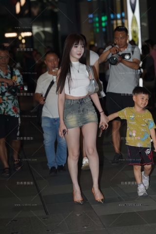 超短牛仔裙美腿辣妈