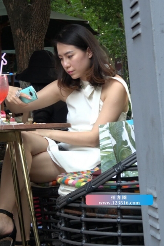 4K - 性感美腿高跟街拍白色连衣裙美妇 [1.53 GB/MP4]（视频版）