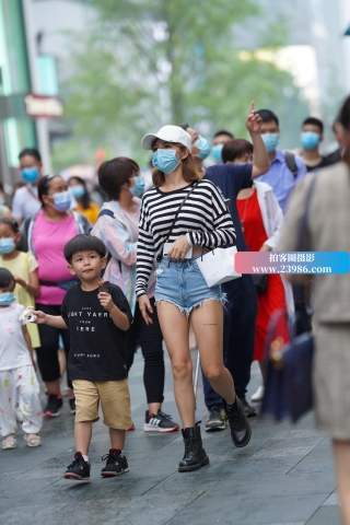 街拍条纹衣服热牛辣妈