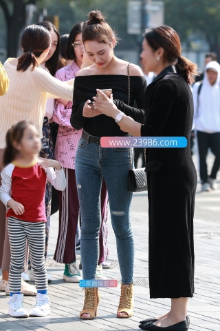 【小默赛帖】第1327篇★紧身牛仔气质美女★