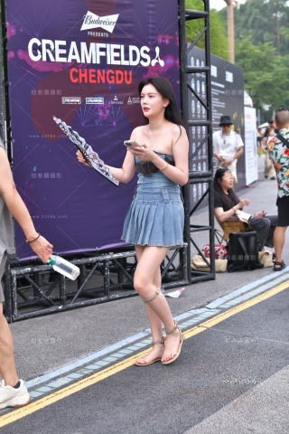 超短牛仔裙美腿小姐姐