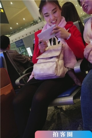 查看完整内容：4k-车站候车室坐在对面玩手机的美眉，笑容很灿烂哦。（视频版） - 共8张图片