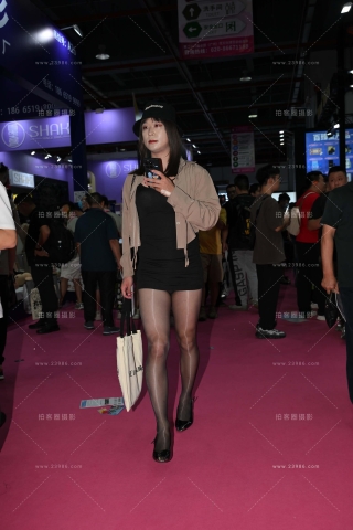 油亮丝包臀裙美女