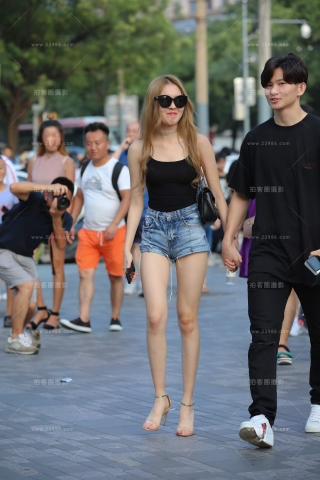 街拍性感热裤MM