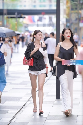 街拍两位时尚美女姐姐