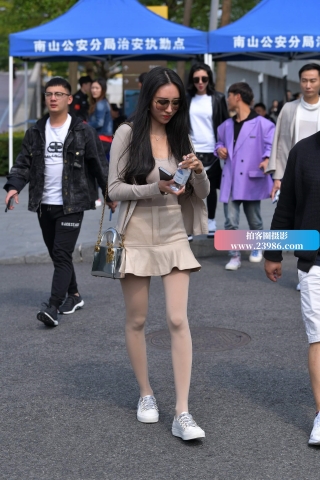 街拍肉色丝袜短裙小白鞋美眉
