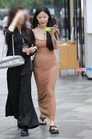 棕色紧身裙美女