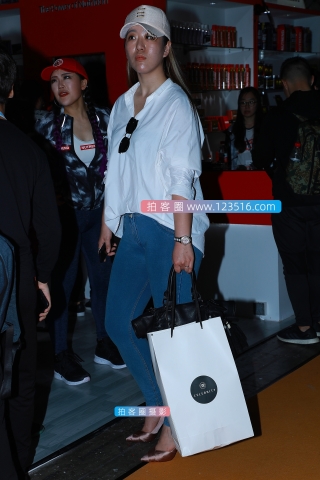 【街拍之魂赛帖】B27、带帽子的牛仔女孩