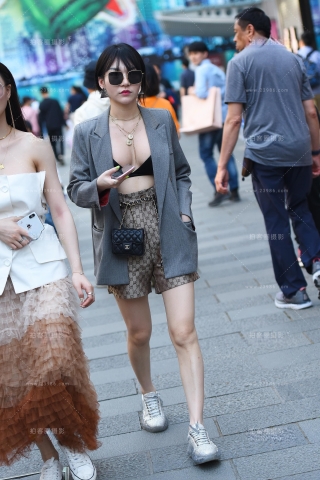 查看完整内容：西装配比基尼上装 - 共16张图片