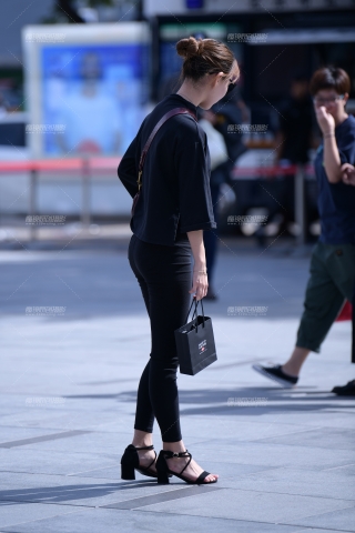 第1561篇★黑裤紧身美女★