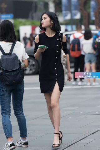 街拍短裙凉高美眉