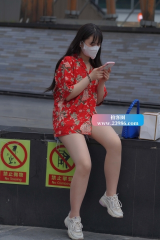 抓拍在玩手机的丝袜小妞【原图+视频】