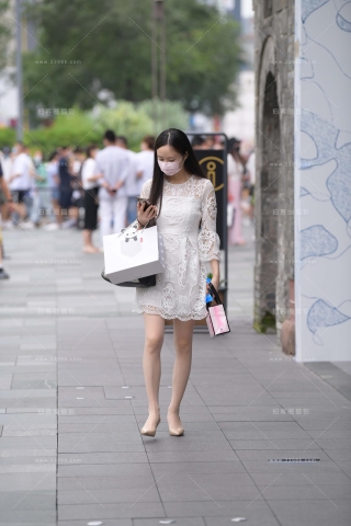 逛街的白裙R丝袜朲槭