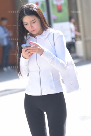 手机看的差点撞镜头上