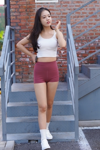 红色瑜伽短裤美眉【原图+视频】