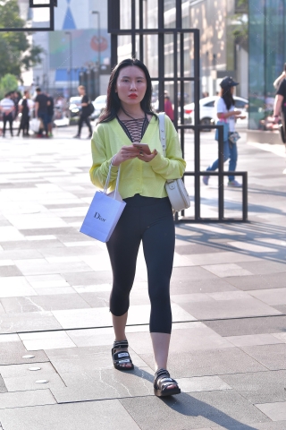 逆光下的黑色瑜伽裤