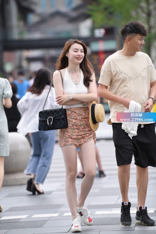 街拍花短裙小姐姐