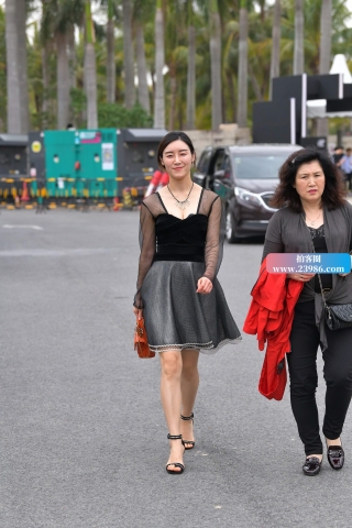 微笑美女对你回眸一笑