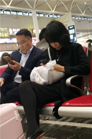 查看完整内容：4K黑色系街拍丝袜MM低头玩手机（视频版） - 共6张图片