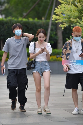 街拍青春靓丽小姐姐