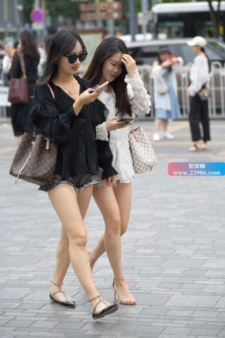 漂亮姐妹花街拍