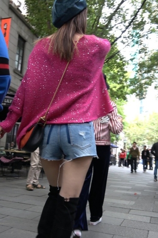 4K - 时尚打扮气色不错的热裤美腿街拍美女 [1.32 GB/MP4]（视频版）