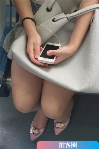 地铁上遇见带着耳机听歌，一筹莫展的美腿少女（视频版）