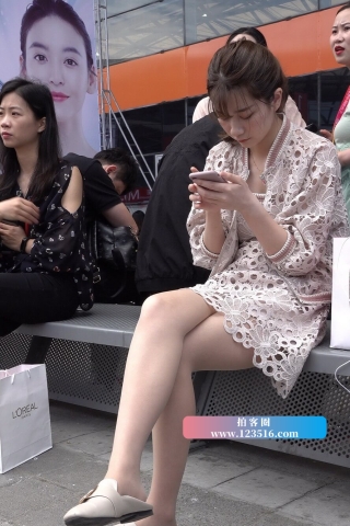 查看完整内容：4K - 精致的脸庞，镂空裙肉丝美女 [2.22 GB/MP4]（视频版） - 共12张图片