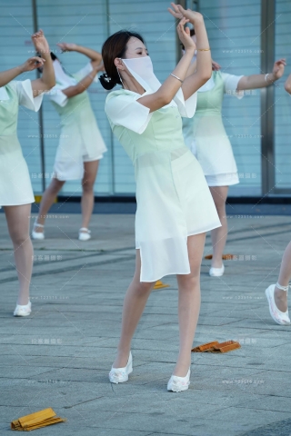 高端会所美女技师集体超薄肉丝舞动（完整版）