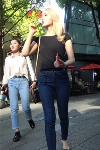 查看完整内容：4k超清，街拍紧身蓝牛金发小姐姐，颜值爆表 [3.42 GB]（视频版） - 共10张图片