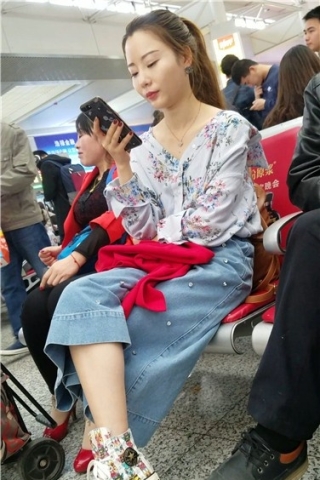 查看完整内容：4k超清，高铁站候车室偶遇超高颜值清纯美女，简直赏心悦目（视频版） - 共8张图片