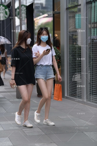 街拍小清新热裤美眉姐妹