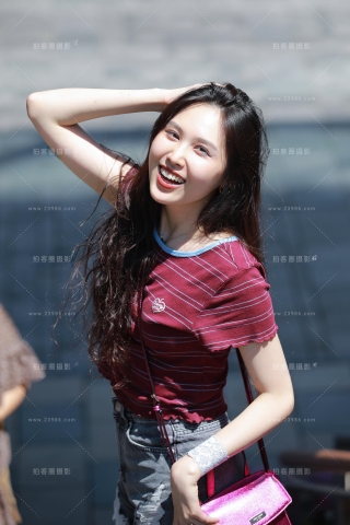 查看完整内容：热裤漂亮小姐姐 - 共16张图片