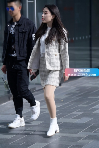 街拍白色短靴丝袜美女姐姐