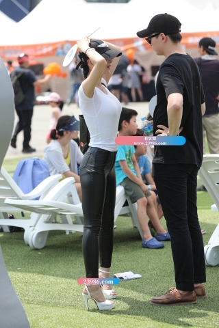 [辉辉赛贴]极品皮裤好身材漂亮小姐姐