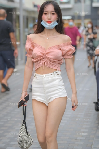 【街拍之魂赛帖】白色热裤小姐姐