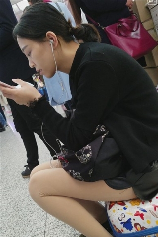 查看完整内容：4k-行李箱上的性感肉色裤袜美眉（视频版） - 共6张图片