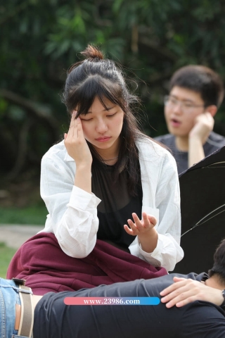 查看完整内容：听歌的长丝袜少女 - 共27张图片