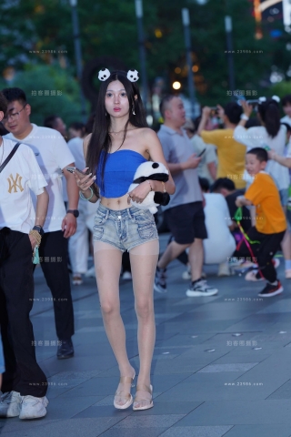 街拍热牛库里丝长腿美女