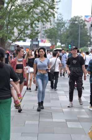 查看完整内容：街拍黑色帽子紧牛美女姐姐 - 共17张图片