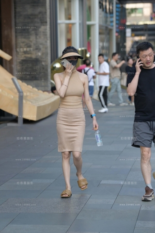 街拍注重防嗮的小姐姐