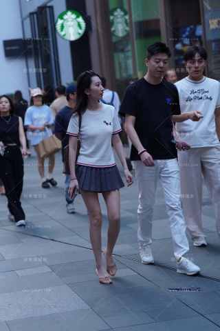 街拍百褶JK短裙小姐姐