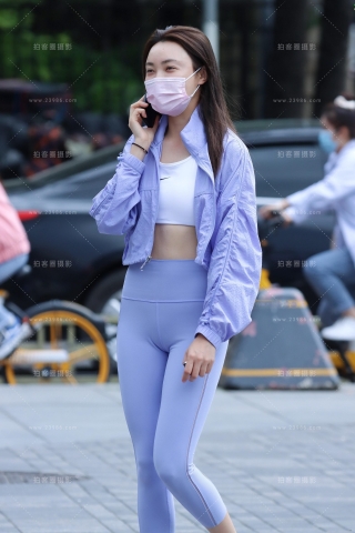 【玻璃街拍】蓝色瑜伽裤小妹