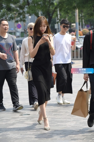 街拍气质长裙高跟靓女