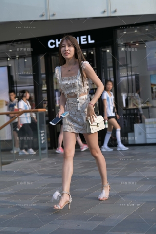 搭讪短裙美腿小姐姐